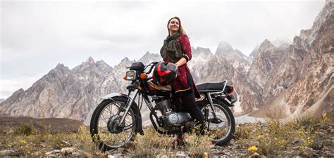 Laura reist solo met de motor door Pakistan